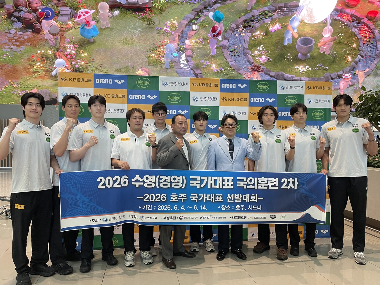 Members of the South Korean national swimming team pose for photos at Incheon International Airport, west of Seoul, on Thursday, before flying to Australia for training camp ahead of the Asian Games. (Yonhap)