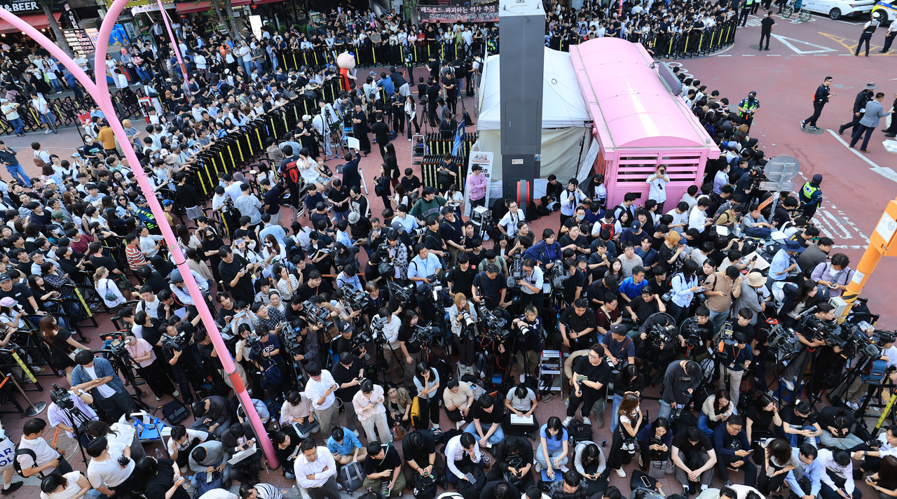 Crowds pack a street in the Hongdae area of Seoul on Friday, where Jensen Huang, CEO of Nvidia, held a dinner over grilled pork belly with SK Group Chairman Chey Tae-won, LG Group Chairman Koo Kwang-mo and Naver Chairman Lee Hae-jin. (Joint Press Corps-Yonhap)