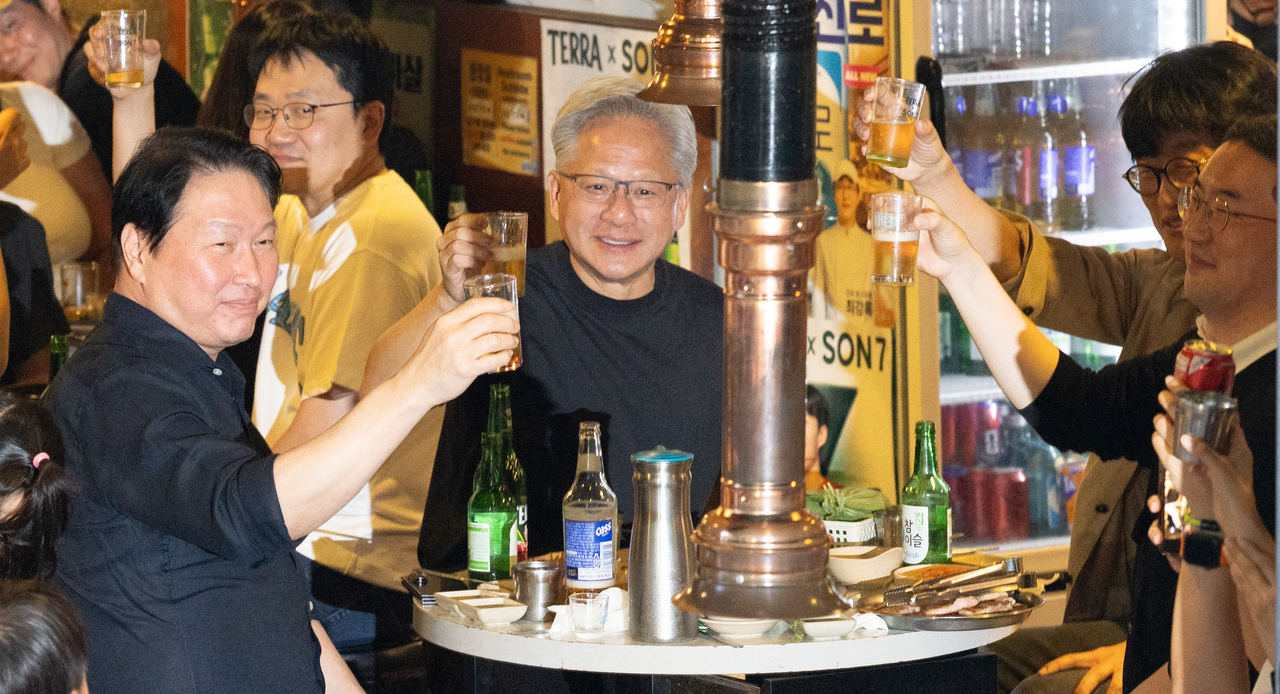 Jensen Huang, CEO of Nvidia, shares a grilled pork belly dinner with SK Group Chairman Chey Tae-won, Naver Chairman Lee Hae-jin and LG Group Chairman Koo Kwang-mo at a barbecue restaurant near Hongik University Station in Mapo-gu, Seoul, Friday. (Yoon Chang-bin/The Korea Herald)