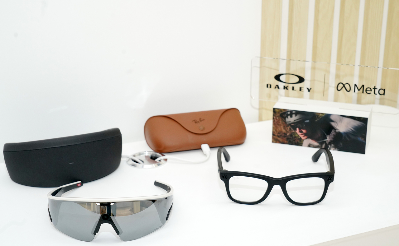 Oakley Meta AI glasses (left) and Ray-Ban Meta AI glasses (Meta Korea)