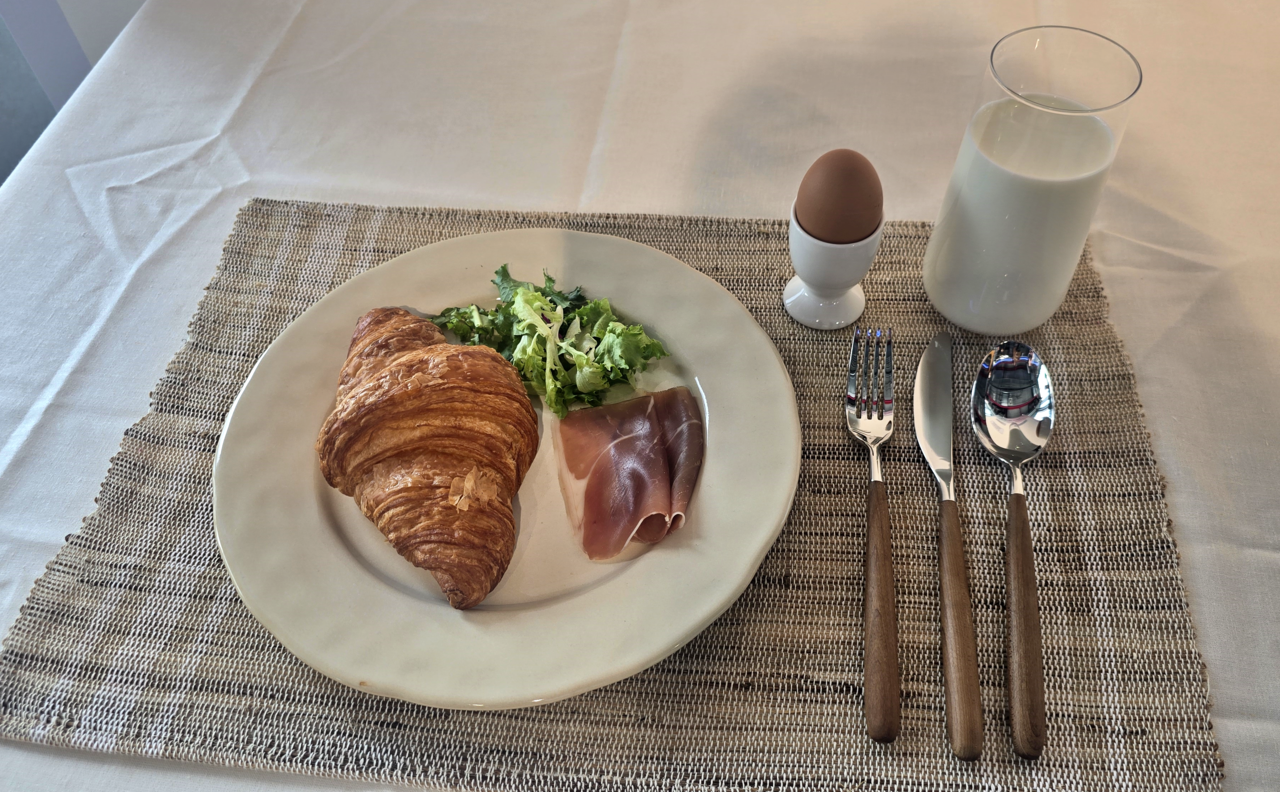 Meta AI glasses analyze a meal including a croissant, egg, salad and milk after The Korea Herald reporter gives a voice command. (Jie Ye-eun/The Korea Herald)