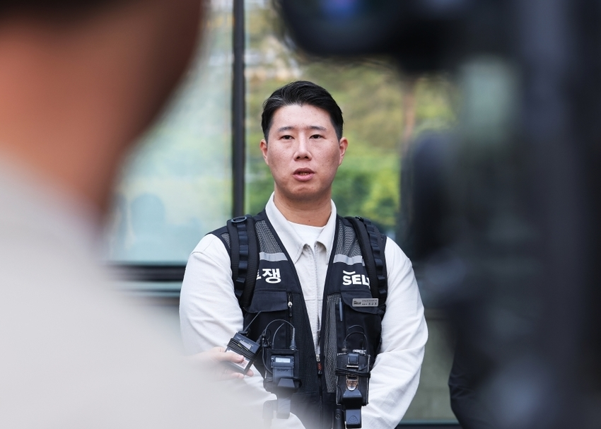 Choi Seung-ho, head of the Samsung Electronics branch of the Samsung Group Employees’ Union, speaks to reporters after a court hearing at Suwon District Court in Suwon, Gyeonggi Province, on May 13. (Yonhap)