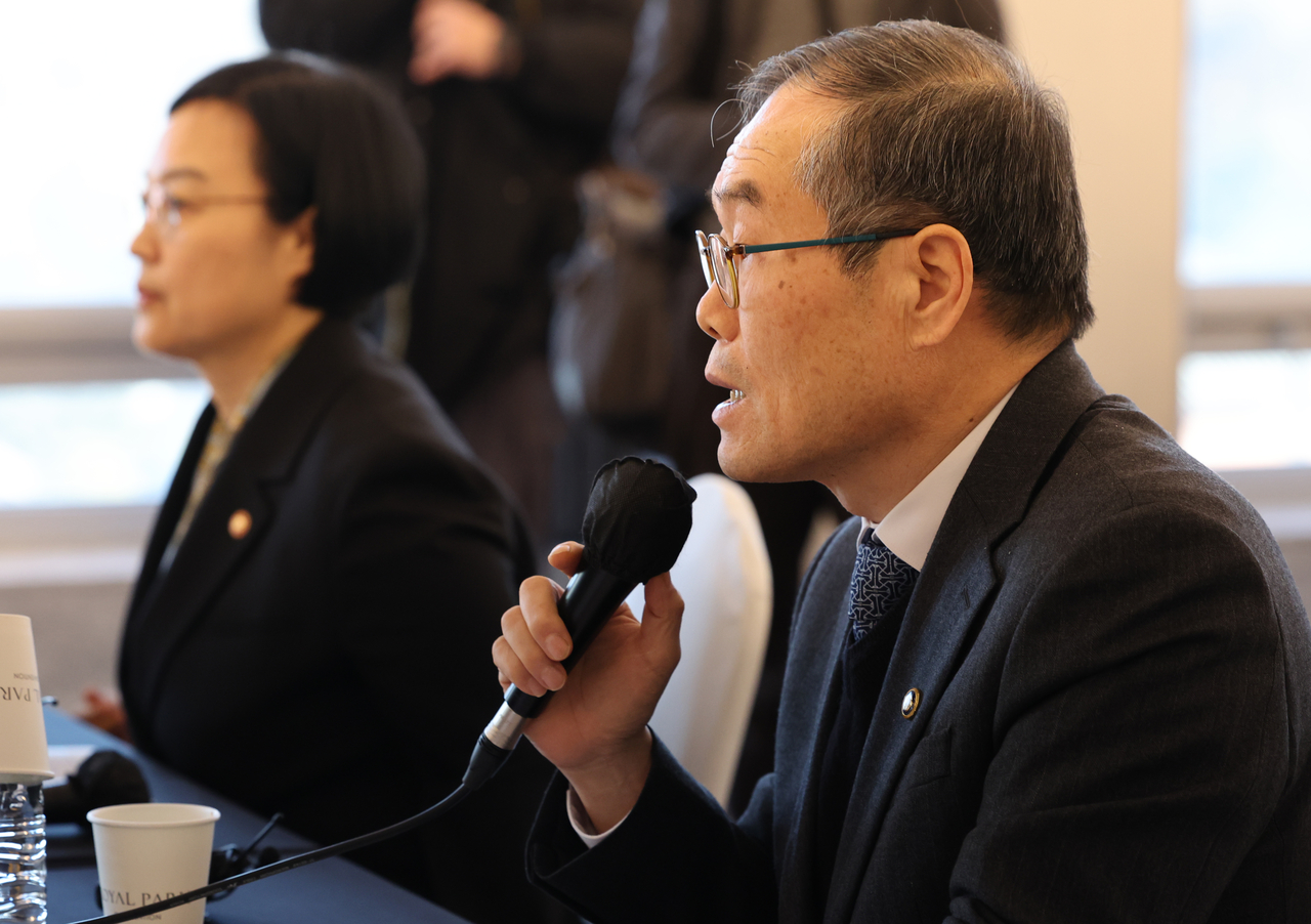 Defense Acquisition Program Administration Minister Lee Yong-cheol (right) speaking during a signing ceremony to foster defense startups at a convention center in Seoul's Yongsan district. (Yonhap)