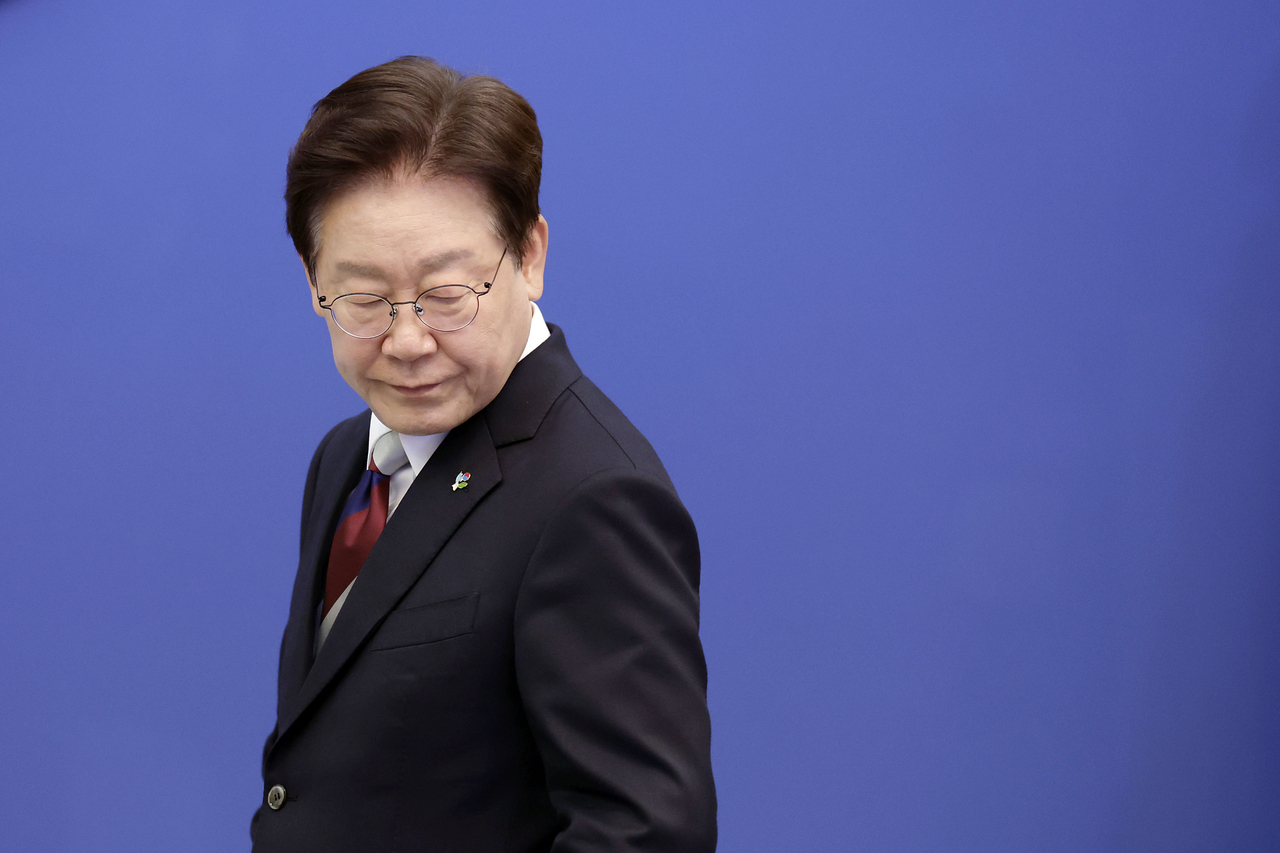 President Lee Jae Myung enters a meeting of senior presidential aides at Cheong Wa Dae on Thursdasy. (Pool Photo via Yonhap)