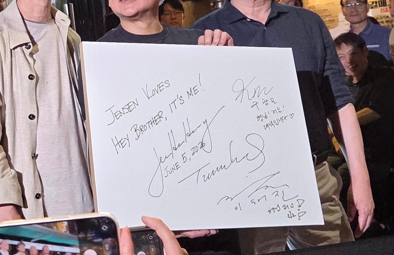 Autographs of Nvidia CEO Jensen Huang, SK Group Chairman Chey Tae-won, LG Group Chairman Koo Kwang-mo and Naver Chairman Lee Hae-jin are seen at a barbecue restaurant in Seoul’s Hongdae neighborhood, where the executives gathered for dinner on Friday. (Pool photo)