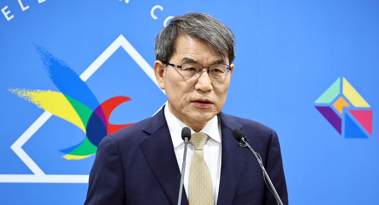 Roh Tae-ak, chairperson of the National Election Commission, delivers his remarks on the June 3 local elections at the agency's headquarters in Gwacheon, south of Seoul, on May 20. (Yonhap)
