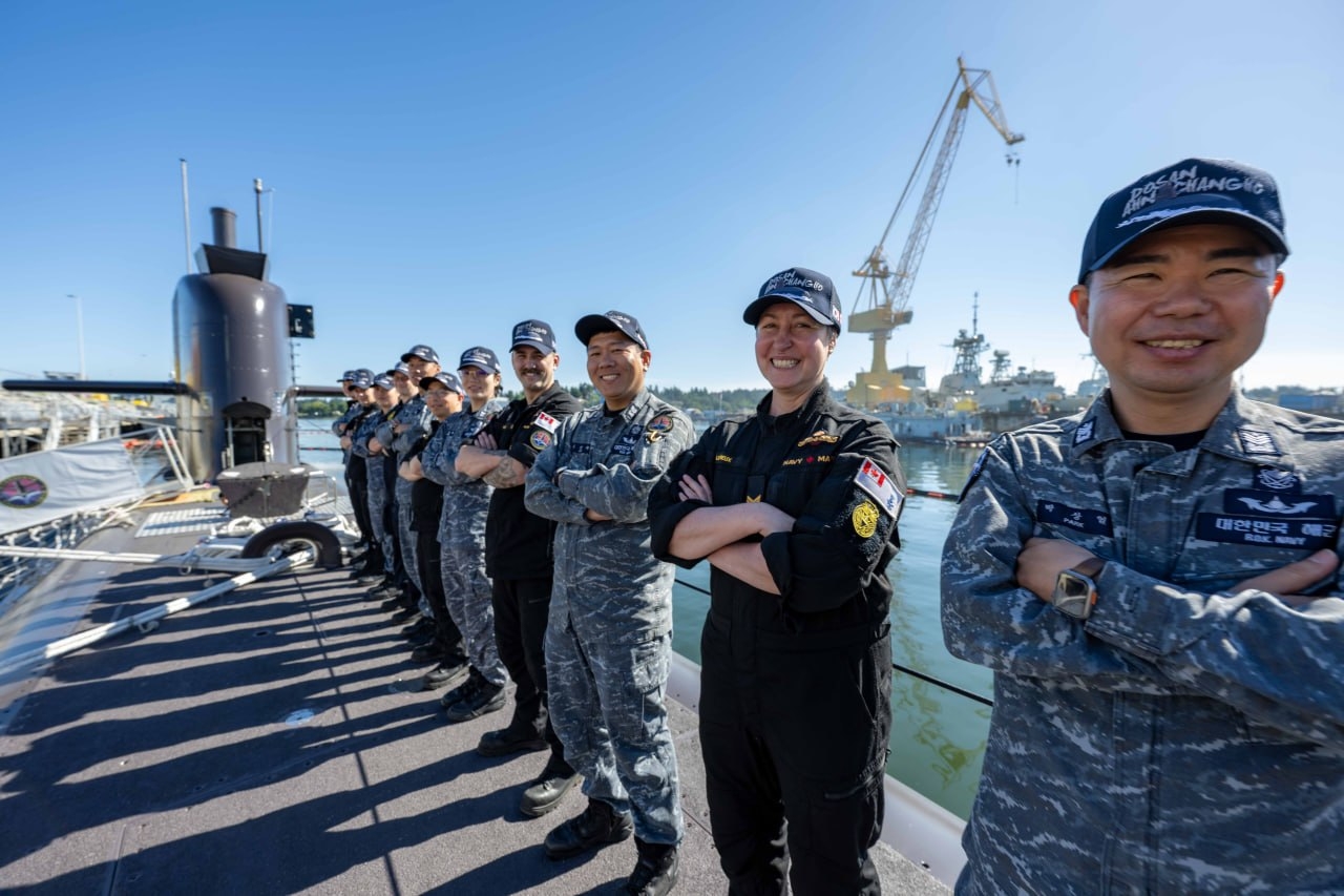 Royal Canadian Navy submariners aboard the ROK Navy's 3,000-ton-class submarine ROKS Dosan Ahn Chang-ho (SS-III), participating in joint South Korea-Canada cooperation drills, pose for a commemorative photo with South Koreans at CFB Esquimalt in Victoria, British Columbia, Tuesday. (Hanwha Group)