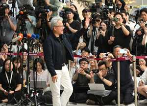 [영상] 한국땅 밟은 젠슨 황 “韓 위해 많은 비즈니스 가져와…몇 가지 깜짝 발표 있을 것”