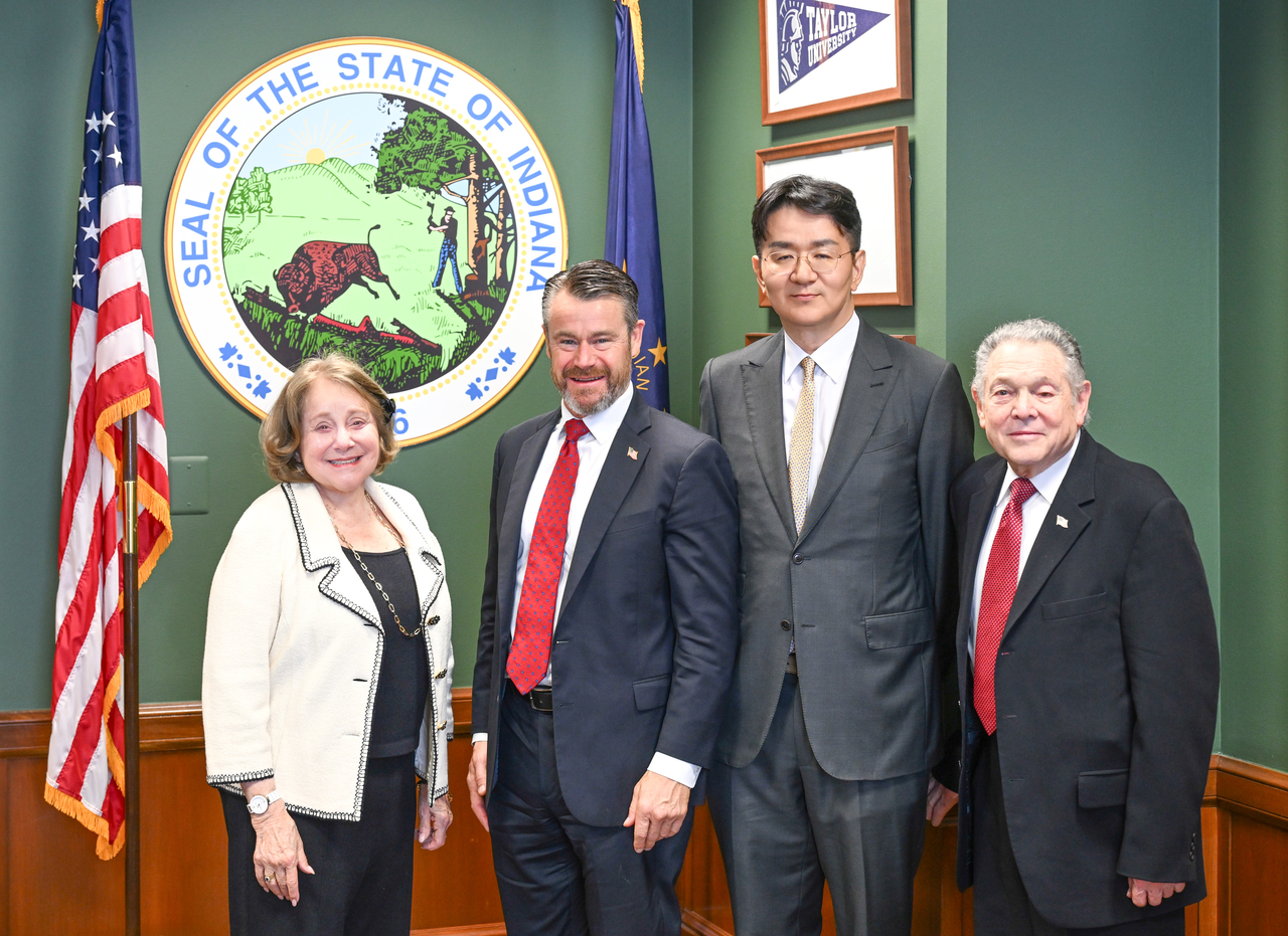 From left to right: Joann DiGennaro, president of CEE; Todd Young, US senator and CEE honorary trustee; Walter Cho, chairman and CEO of Korean Air and Hanjin Group; and Mel Chaskin, chairman of the CEE Board of trustees, pose for a commemorative photo at the signing ceremony in Washingt on Wednesday. (Korean Air)