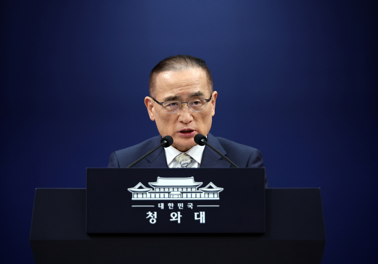 National Security Adviser Wi Sung-lac briefs reporters on President Lee Jae Myung’s upcoming European tour, including his participation in the Group of Seven summit, at Cheong Wa Dae on Friday. (Yonhap)