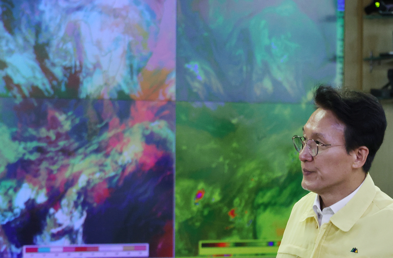 Prime Minister Kim Min-seok attends a meeting at a Korea Meteorological Administration facility in Seoul on Friday. (Yonhap)