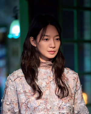 '눈동자' 신민아, 스릴러퀸 된 로코퀸..눈빛으로 모든 것 담아냈다 - 뉴스 썸네일 이미지