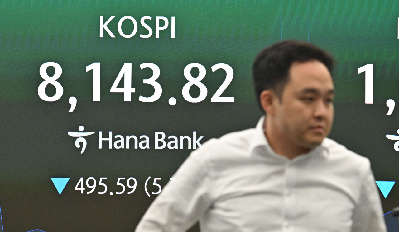 A financial data screen at Hana Bank headquarters in central Seoul shows the Kospi standing at 8,143.82 during trading on Friday. (Im Se-jun/The Korea Herald)