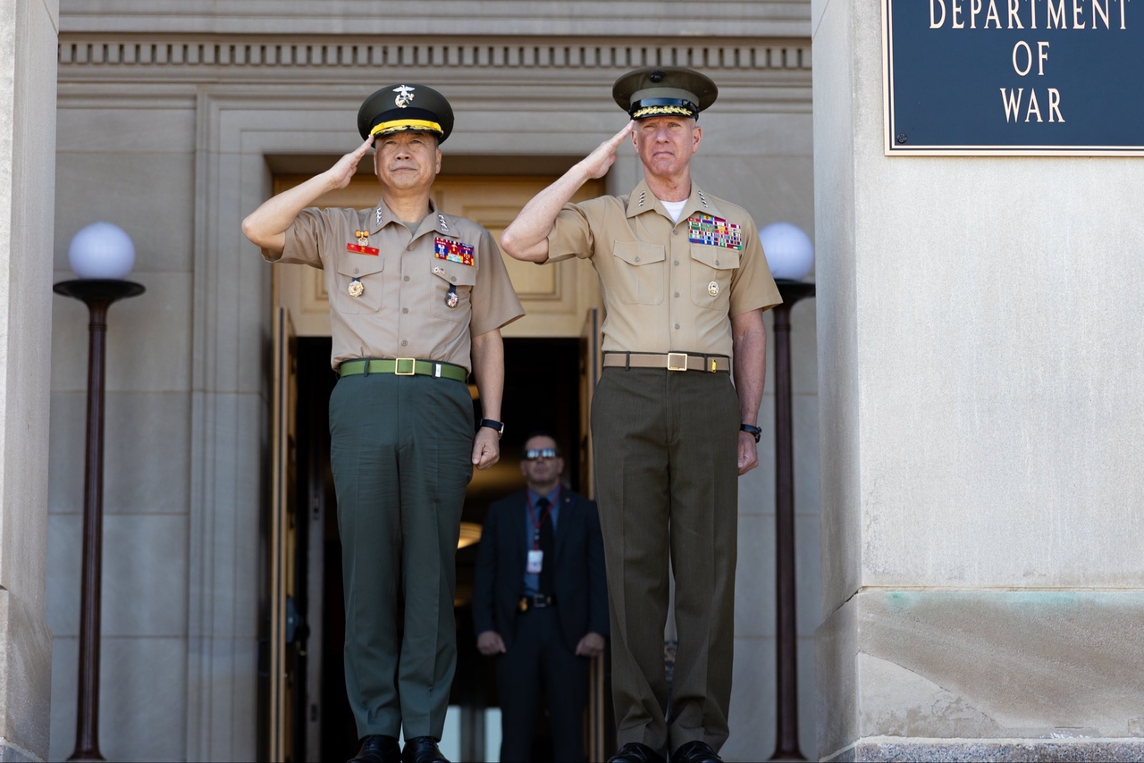 Republic of Korea Marine Corps Commandant Lt. Gen. Ju Il-seok (left) and US Marine Corps Commandant Gen. Eric M. Smith salute during a welcome ceremony at the Pentagon in Washington on Tuesday. (ROK Marine Corps)