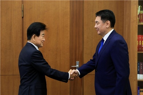 Unification Minister Chung Dong-young (from left) shakes hands with Mongolian President Ukhnaa Khurelsukh in Ulaanbaatar, Mongolia, on Thursday. (Yonhap)