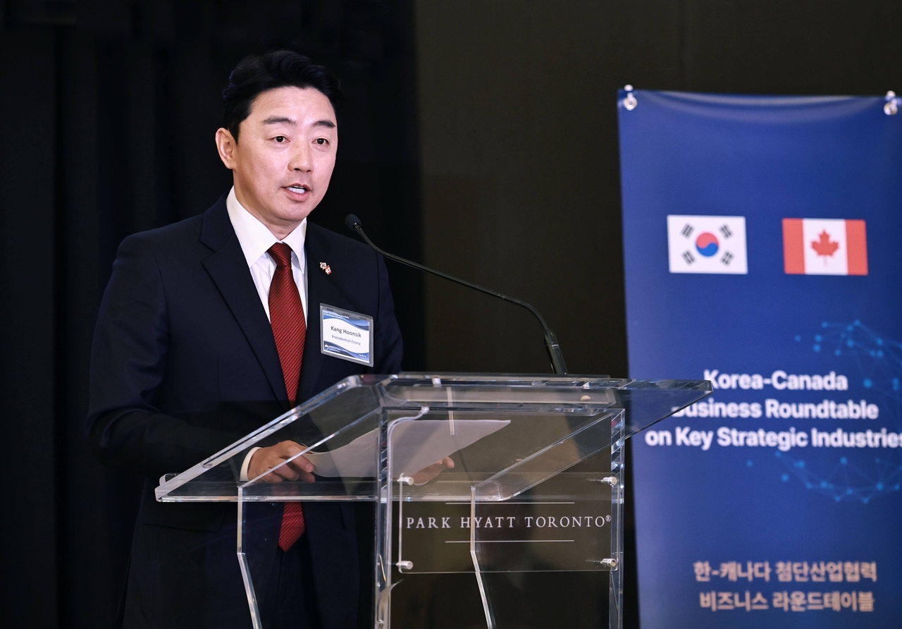 Chief Presidential Secretary Kang Hoon-sik speaks at the Korea-Canada Advanced Industry Cooperation Business Roundtable held in Toronto on June 1 during his visit to Canada as President Lee Jae Myung’s special envoy for strategic economic cooperation. (Kang Hoon-sik’s post on Meta)