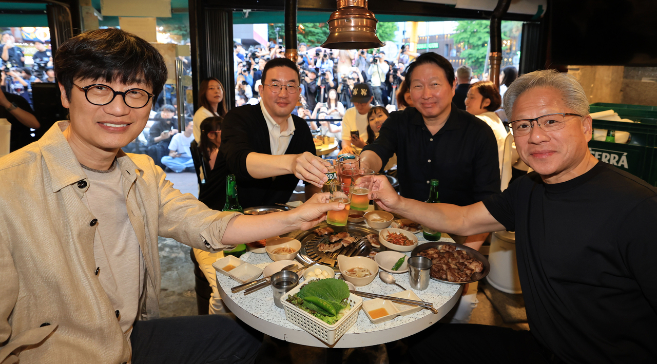 From right: Nvidia CEO Jensen Huang, SK Group Chair Chey Tae-won, LG Group Chairman Koo Kwang-mo and Naver founder Lee Hae-jin share pork belly and soju at Hyeongnim Jeoyo, a restaurant in Hongdae, Seoul, Friday. (Yoon Chang-bin/The Korea Herald)