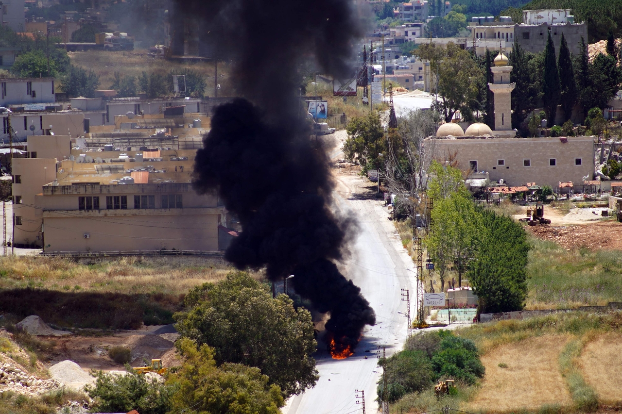 Smoke rises from a vehcile targeted by an Israeli drone attack in the southern Lebanese city of Nabatieh on June 5, 2026. Israeli strikes overnight in the south Lebanon city of Tyre killed seven people, a source from Lebanon's civil defence told AFP on June 5, despite a ceasefire in the Israel-Hezbollah war. (Yonhap-AFP)