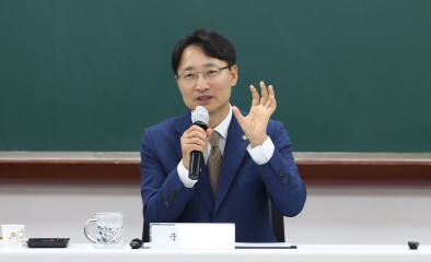 임광현 국세청장이 지난 4일 중부지방국세청 국세 체납관리단에서 실태확인원의 질문에 답하고 있다.  [국세청 제공]