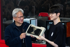 페이커에 GPU 선물한 젠슨 황 “韓, e스포츠 최적 시장”