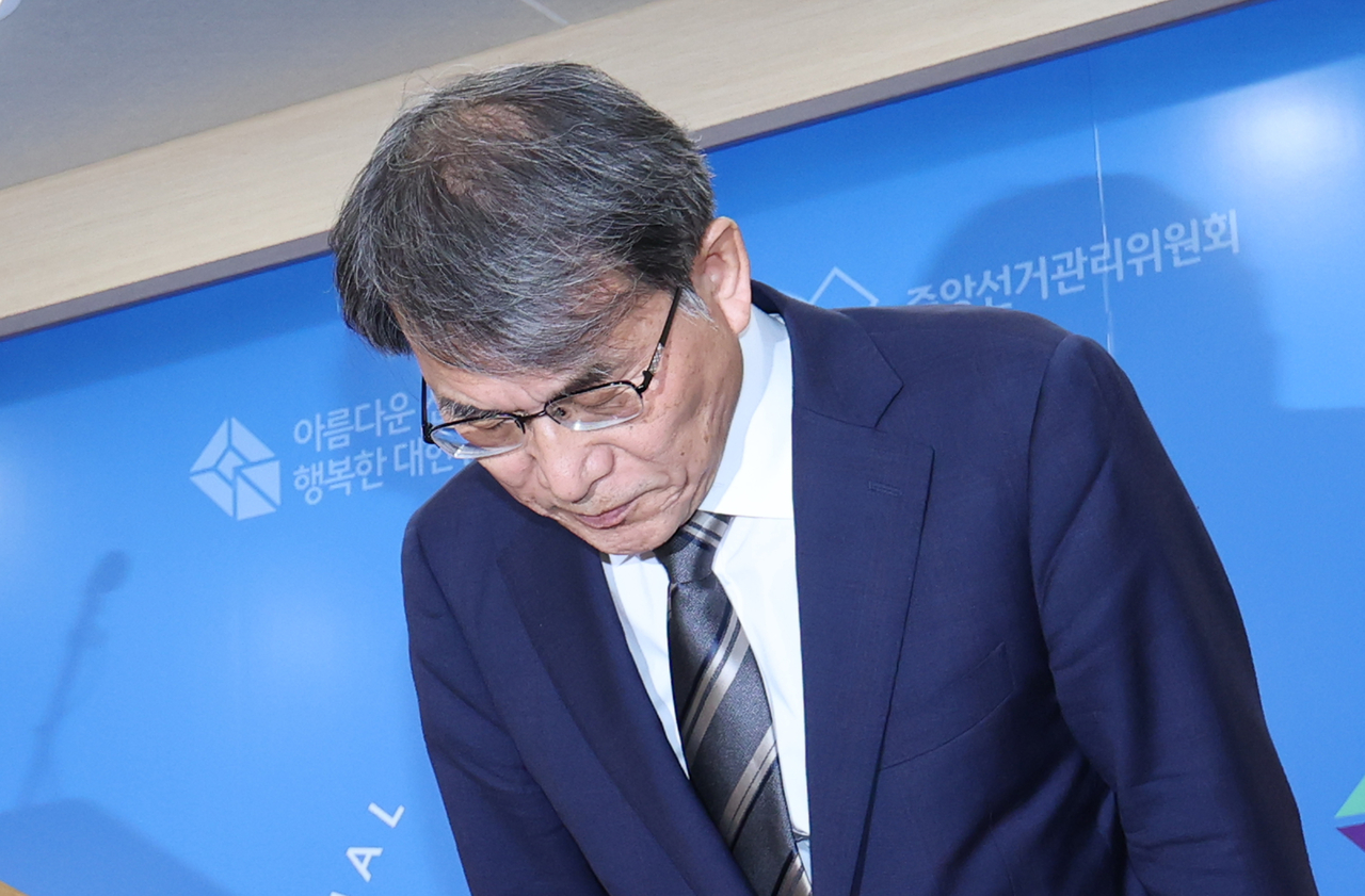 National Election Commission chair Rho Tae-ak bows in apology as he delivers a speech to the public in the NEC headquarters in Gwacheon, Gyeonggi Province, Friday. (Yonhap)
