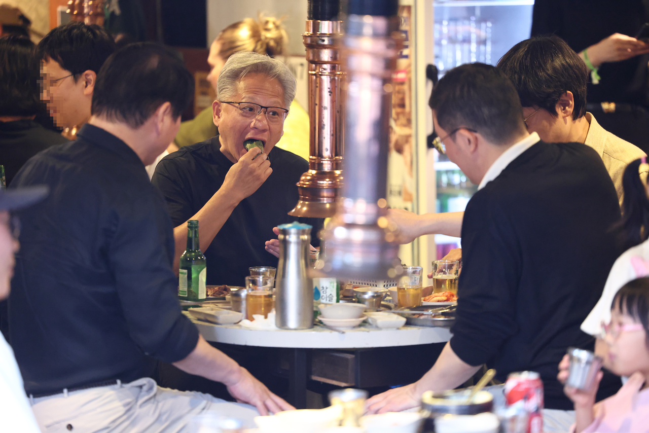 Jensen Huang, CEO of Nvidia, shares a grilled pork belly dinner with SK Group Chairman Chey Tae-won, Naver Chairman Lee Hae-jin and LG Group Chairman Koo Kwang-mo at a barbecue restaurant near Hongik University Station in Mapo-gu, Seoul, Friday. (Yoon Chang-bin/The Korea Herald)