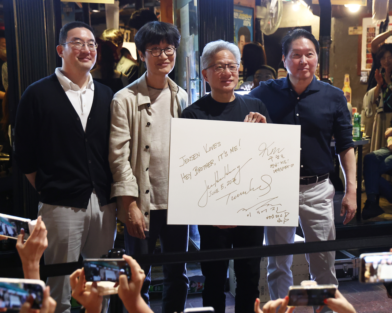 Jensen Huang, CEO of Nvidia, poses during a "samso" gathering — over samgyeopsal, or grilled pork belly, and soju — with SK Group Chairman Chey Tae-won, LG Group Chairman Koo Kwang-mo and Naver Chairman Lee Hae-jin at the restaurant "Hyeongnim Jeoyo" near Hongdae in Mapo-gu, Seoul, Friday. (Yonhap)