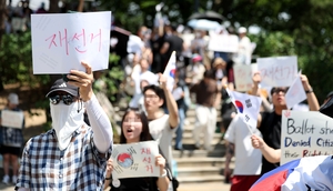 “선관위 직원들은 빠져나간 듯”…잠실개표소 밖 이틀째 대치