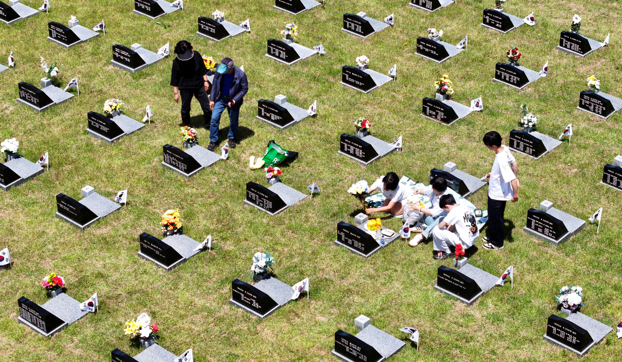 Visitors pay their respects at the National Jeju Veterans Cemetery in Jeju City, Saturday. (Yonhap)