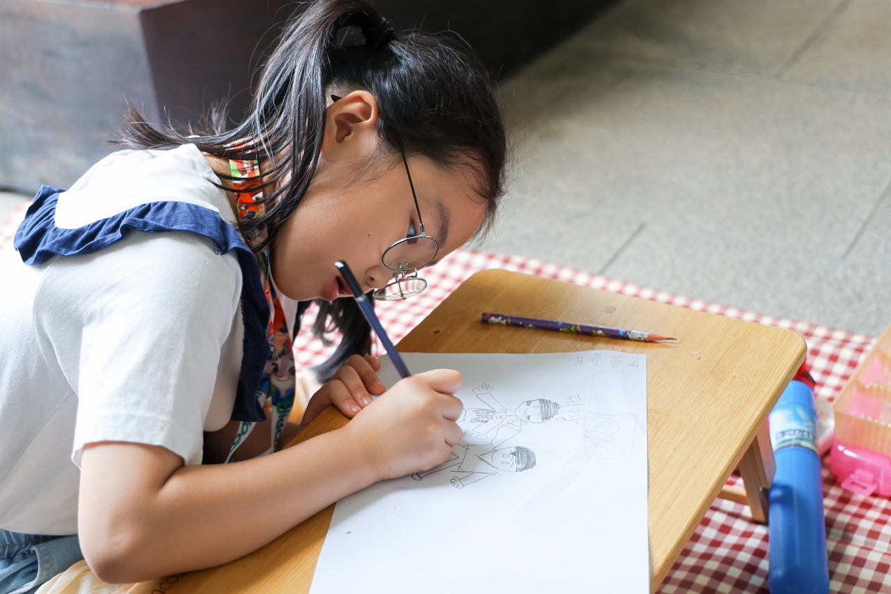 A child draws a picture during a drawing contest held at the War Memorial of Korea in Yongsan-gu, central Seoul on Saturday. (War Memorial of Korea)