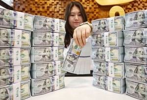 ‘IMF·리먼사태 때 만큼 높다’ 1560원 터치한 환율