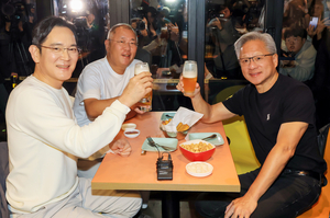 치킨 이어 냉면…‘3번째 만남’ 젠슨 황·정의선, 자율주행·로봇 동맹 넓힌다