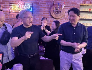 “인생 최고의 날” 젠슨 황, 8개월 만에 ‘2차 깐부회동’…이번엔 최태원과 러브샷?