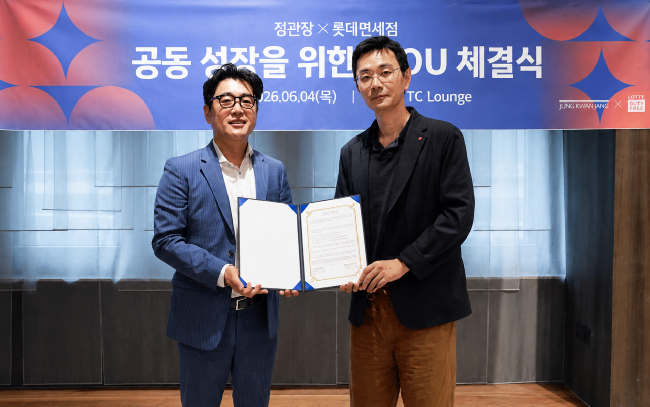 김태원(왼쪽) KGC 영업본부장과 이정민 롯데면세점 상품부문장이 MOU 체결 후 기념 촬영을 하고 있다. [정관장 제공]