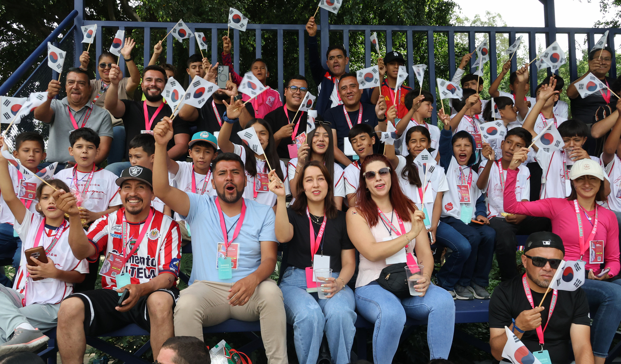 Fans watch South Korea's national football team practice in Guadalajara, Mexico, on Saturday, ahead of the 2026 FIFA World Cup. (Yonhap)