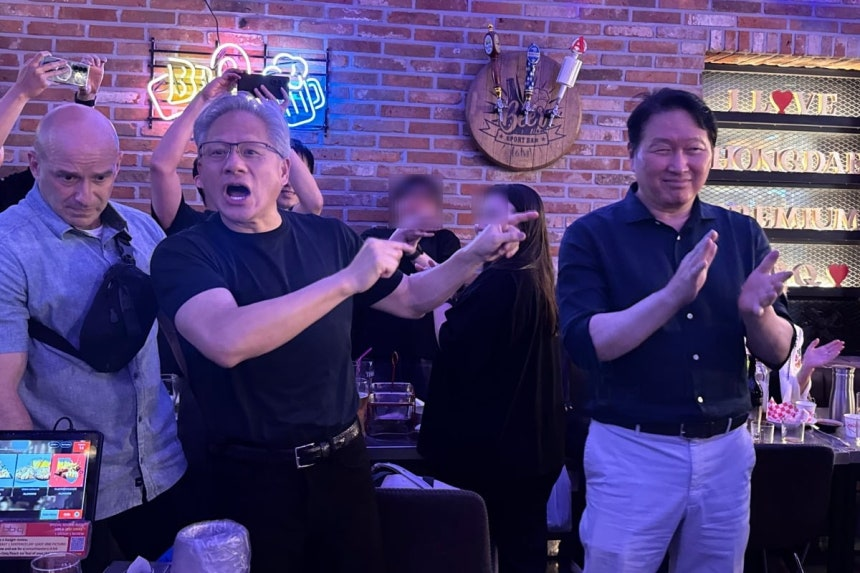 Nvidia CEO Jensen Huang points to SK Group Chairman Chey Tae-won during their dinner in Hongdae, Seoul, on Friday. (Yonhap)
