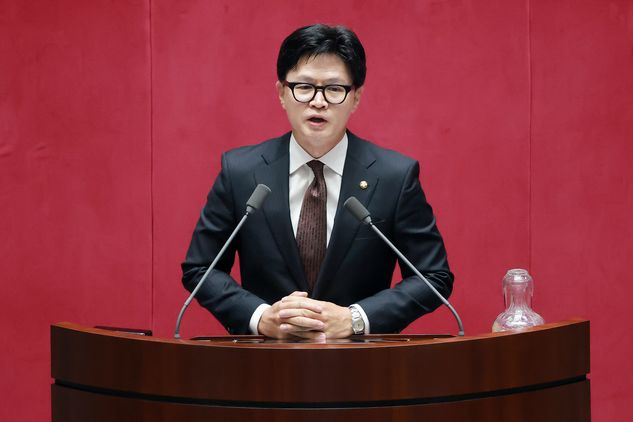 Independent Rep. Han Dong-hoon speaks at the National Assembly on Friday. (Yonhap)