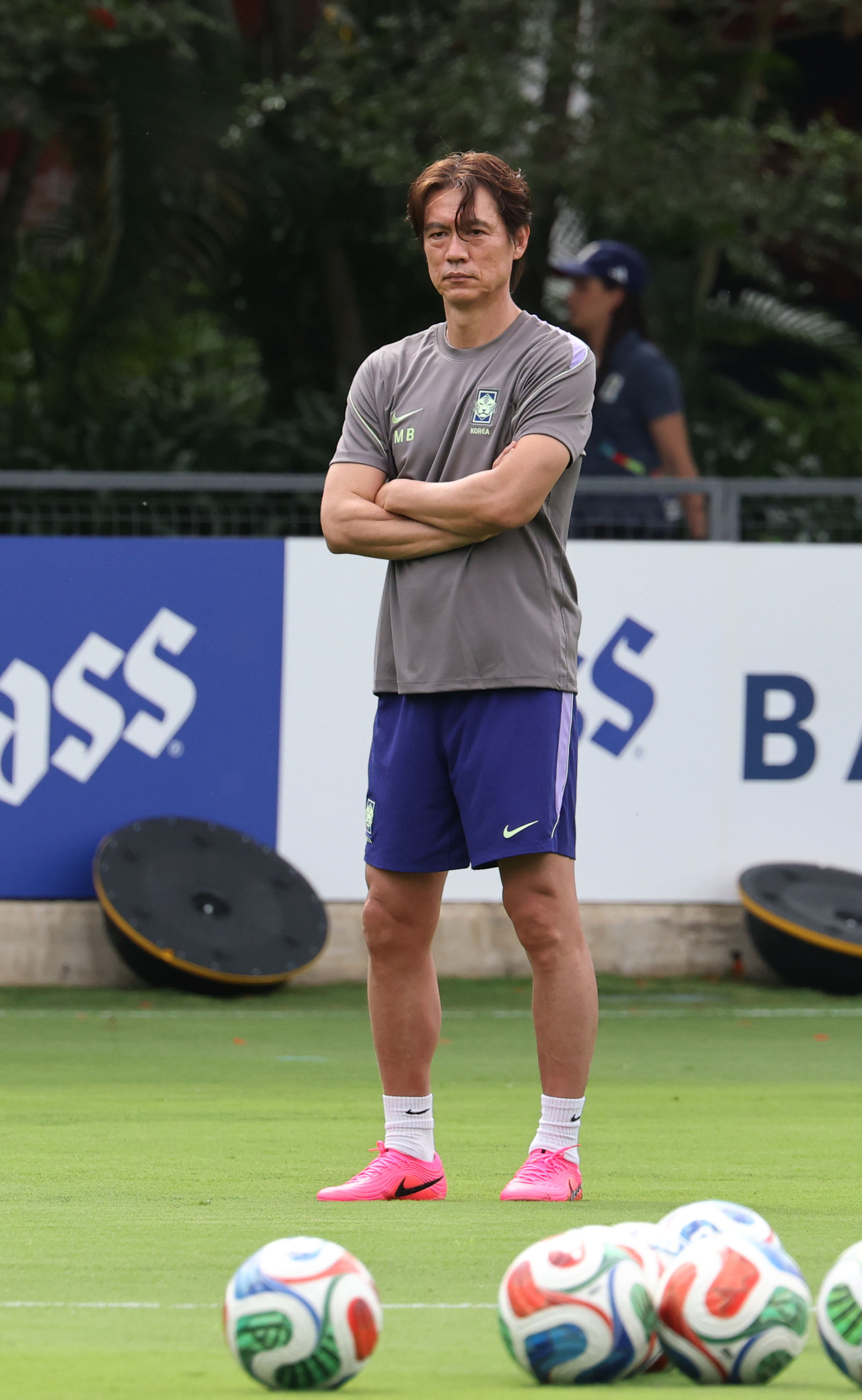 Hong Myung-bo, head coach of the South Korean men's national football team, watches his players during a training session ahead of the FIFA World Cup at Chivas Verde Valle in Zapopan, Mexico, on Saturday. (Yonhap)