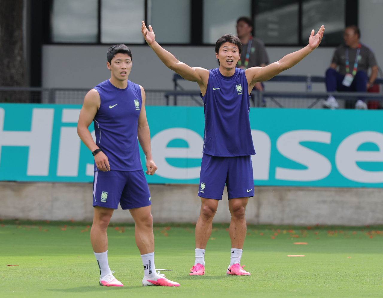 Hwang Hee-chan (left) and Cho Gue-sung (right) train at the team's base camp in Guadalajara, Mexico, on Saturday. (Yonhap)