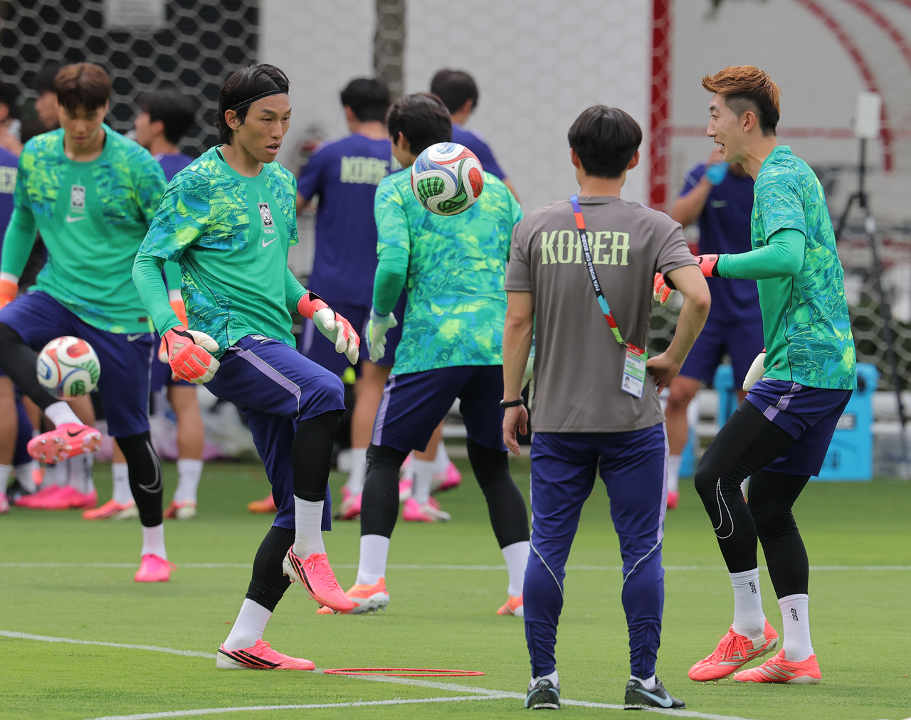 South Korean goalkeepers Kim Seung-gyu (left) and Jo Hyeon-woo (right) train at the team's base camp in Guadalajara, Mexico, on Saturday. (Yonhap)