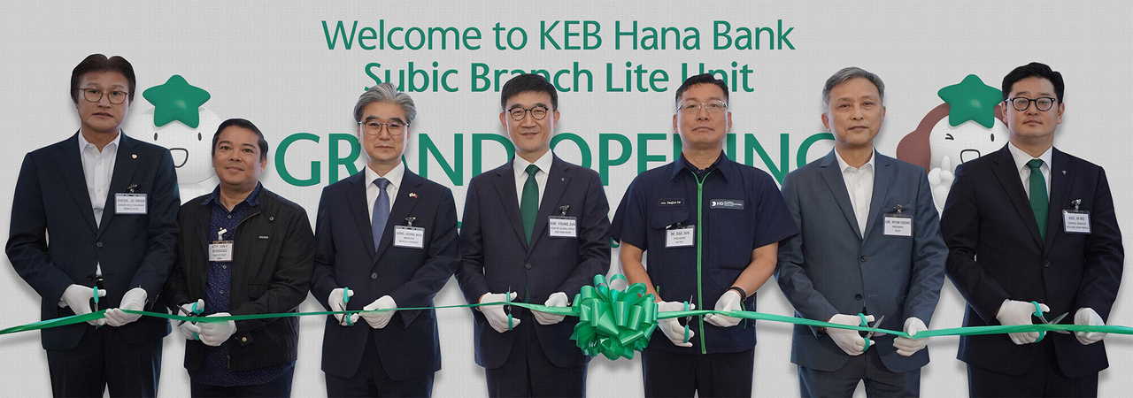 Kim Young-jun (fourth from left), executive vice president of Hana Bank's Global Group, and other participants pose for a photo at the opening ceremony of Hana Bank's branch office in the Subic Special Economic Zone in the Philippines on Friday. (Hana Bank)
