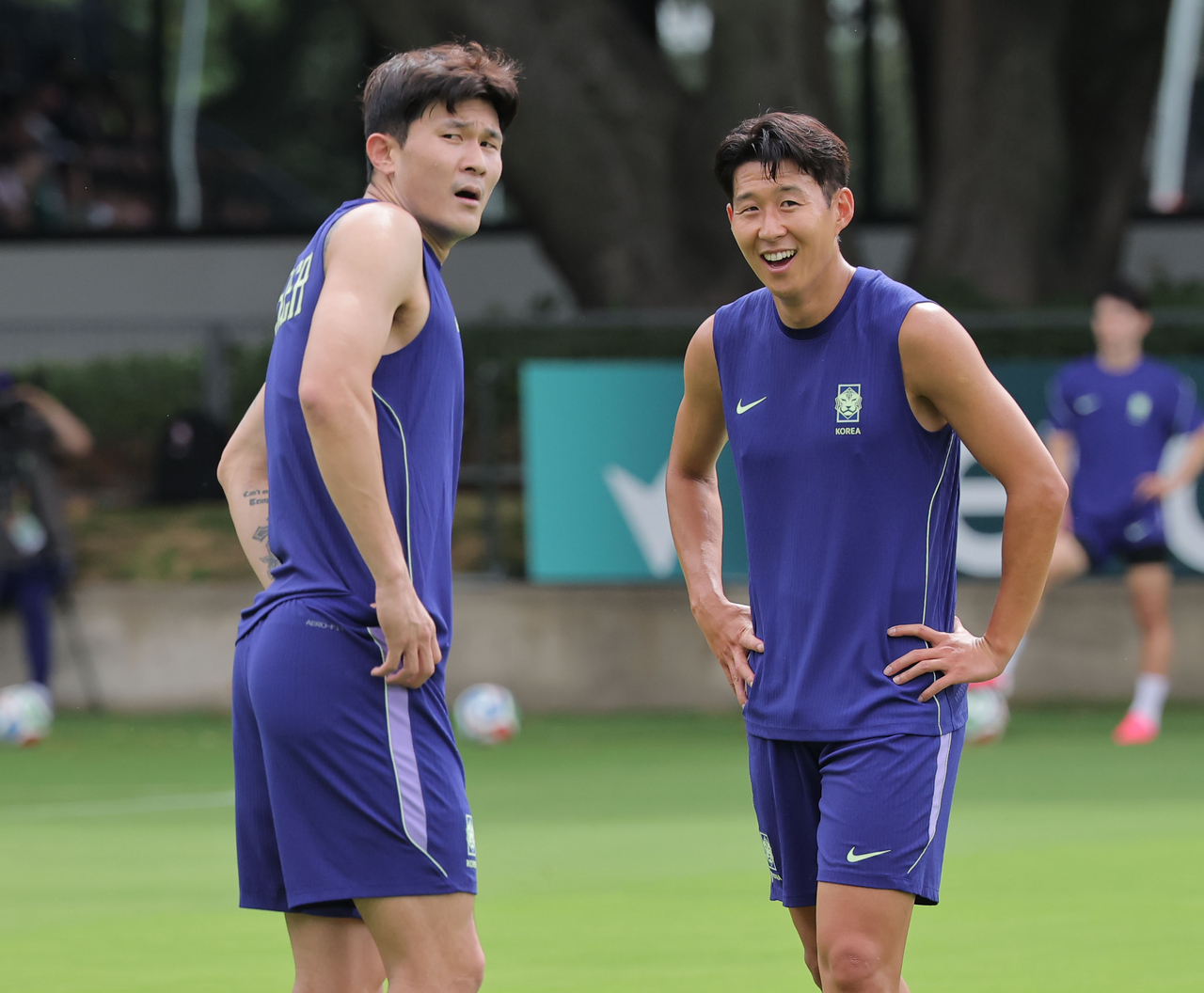 South Korea captain Son Heung-min (right) and Kim Min-jae (left) train at the team's base camp in Guadalajara, Mexico, on Saturday. (Yonhap)