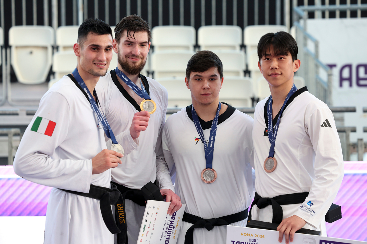 From left: Silver medalist Simone Alessio of Italy, gold medalist Rafail Aiukaev of Russia, bronze medalists Marat Mavlonov of Uzbekistan and Kang Sanghyun of South Korea pose during the awarding ceremony of the men’s +80kg event at Roma 2026 World Taekwondo Grand Prix held in Rome on Saturday.   (Xinhua-Yonhap )