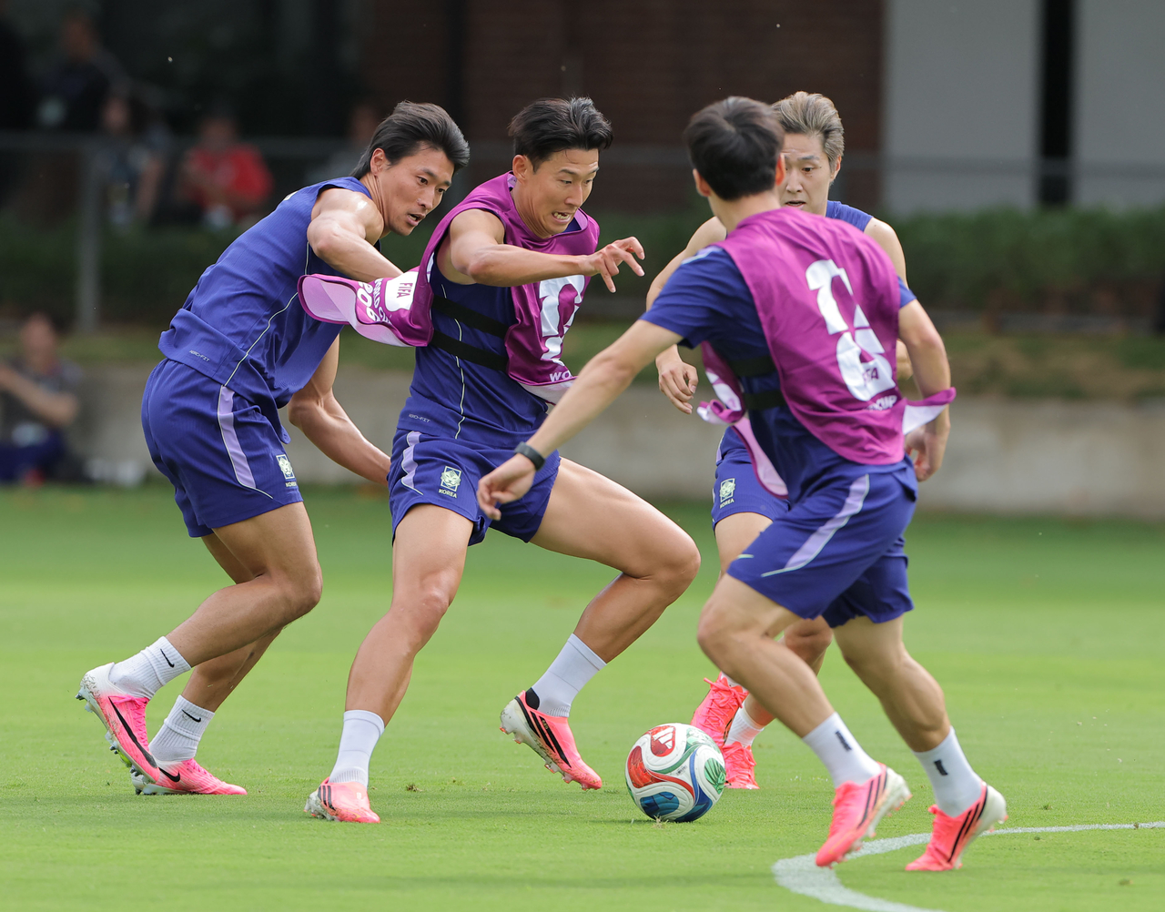 South Korea captain Son Heung-min, Lee Kang-in and Cho Gue-sung train at the team's base camp in Guadalajara, Mexico, on Saturday. (Yonhap)