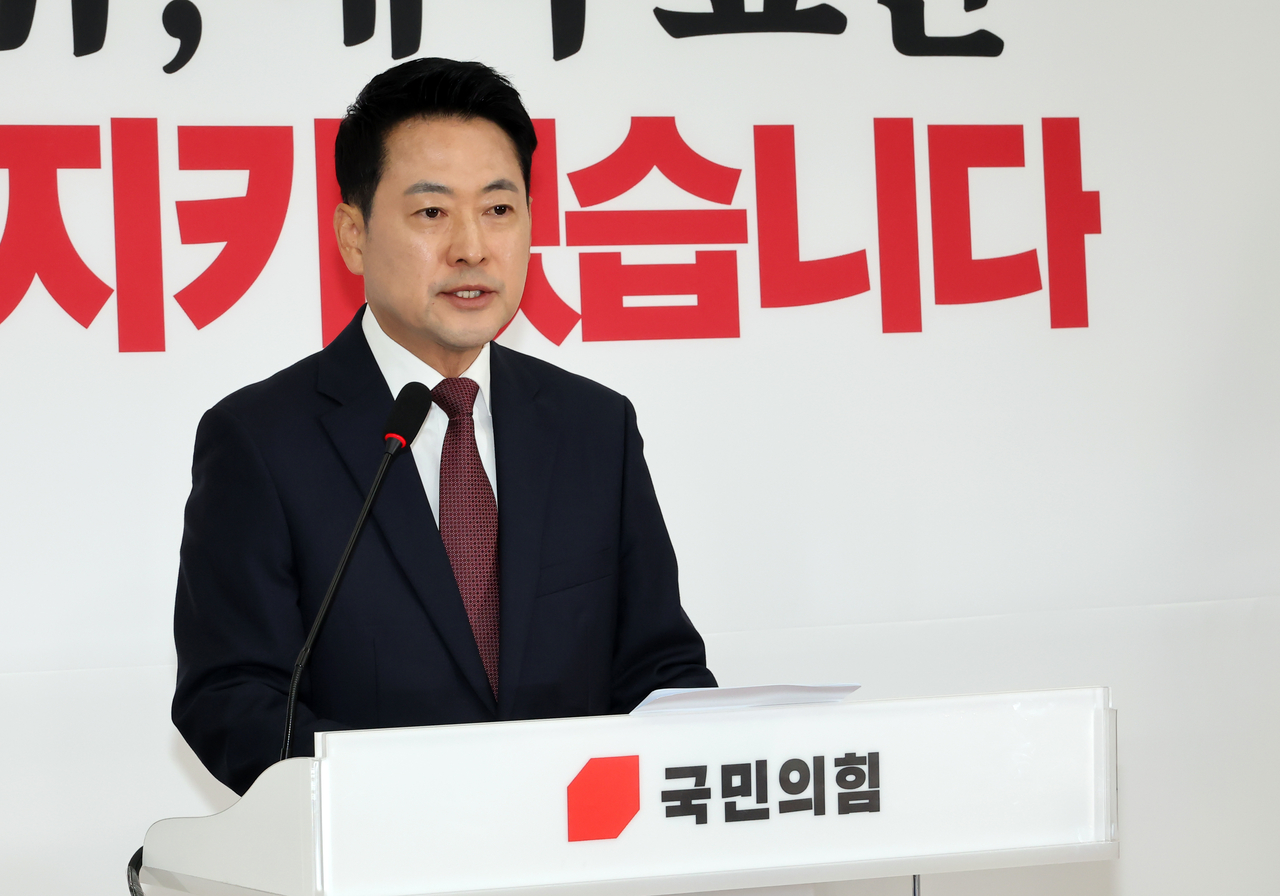 People Power Party chair Rep. Jang Dong-hyeok holds a press conference at the National Assembly in Seoul on Sunday. (Yonhap)