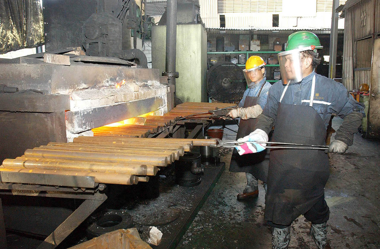 International workers work on the production line at a molding factory in Gyeonggi Province. (Korea Federation of SMEs)