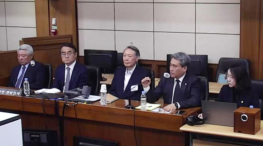 This file photo shows former President Yoon Suk Yeol (C) attending a hearing on charges of obstructing police arrests at the court on April 29. (Seoul High Court)
