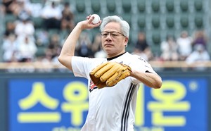 ‘잠실전 시구’ 젠슨 황 “훌륭한 파트너와 함께하기 위해 왔다”…박정원 두산 회장과 피지컬 AI 논의