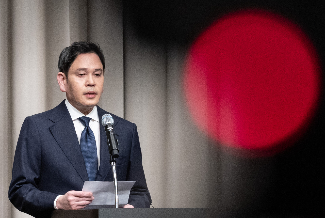 Shinsegae Group Chair Chung Yong-jin apologizes over Starbucks Korea's "Tank Day" marketing promotion at Josun Palace in Seoul on Tuesday. (Yoon Chang-bin/The Korea Herald)