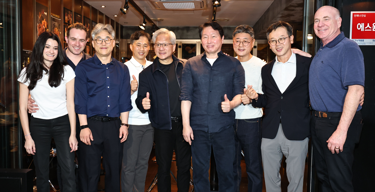Nvidia CEO Jensen Huang (fifth from left), SK Group Chairman Chey Tae-won (sixth from left) and senior SK executives pose after a fried chicken-and-beer dinner at Kkanbu Chicken in southern Seoul, on Sunday. (Yonhap)
